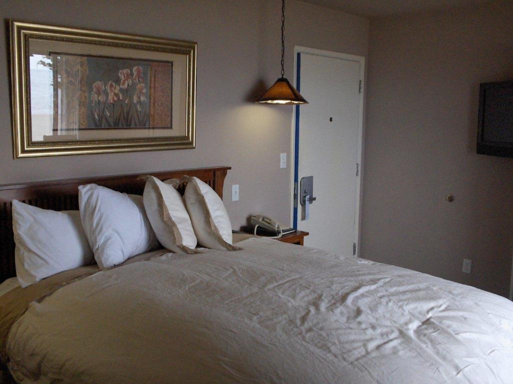 Surf On The Ocean Bluff 3*